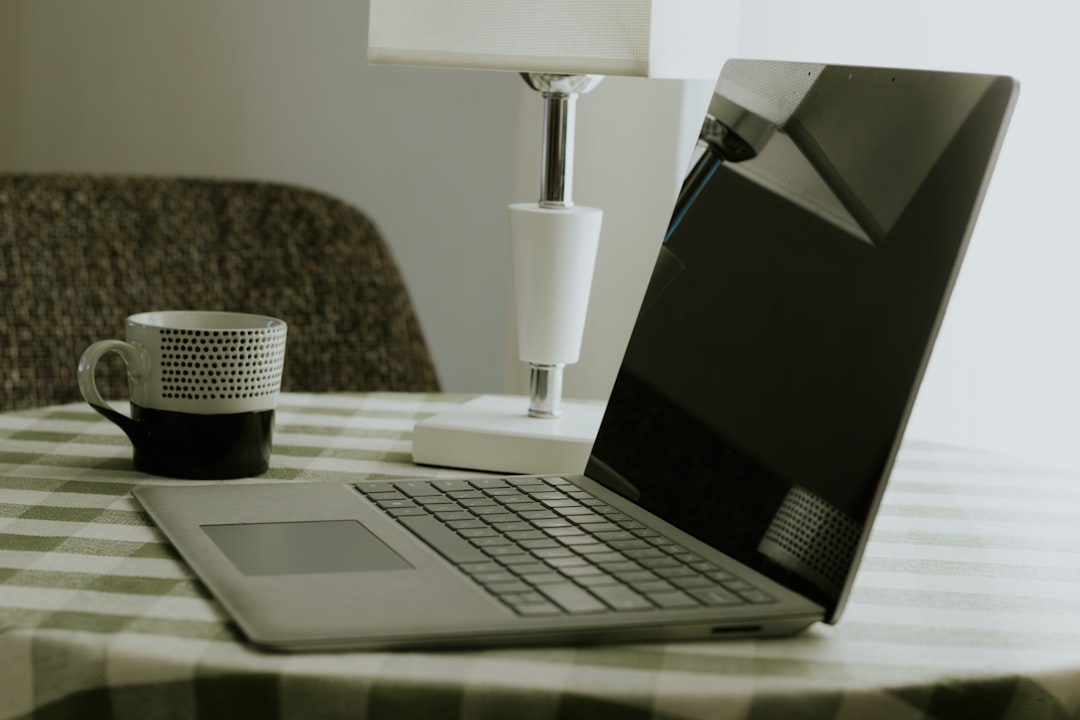 Laptop Jadul vs. Era Digital: Nostalgia, Produktivitas, atau Sekadar Kenangan?