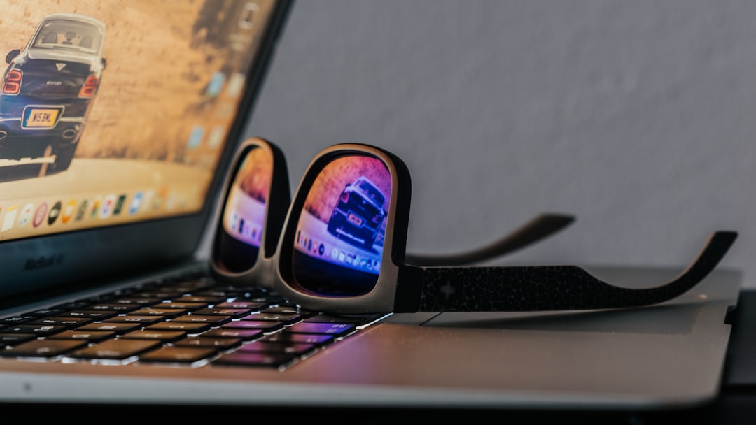 Laptop Ringan, Hidup Ringan: Perjalanan Nomad Digital Saya