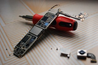 Ketika Gadget Kesayangan Rusak: Dilema, Solusi, dan Kepuasan Memperbaiki