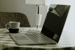 Laptop Jadul vs. Era Digital: Nostalgia, Produktivitas, atau Sekadar Kenangan?