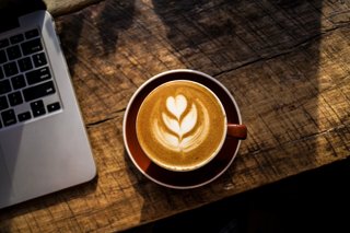 Laptop & Kopi: Ritual Produktivitas Kekinian Para Pekerja Kreatif