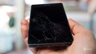 Layar HP Retak? Jangan Panik! Ini Dia Solusi ala Anak Kos!